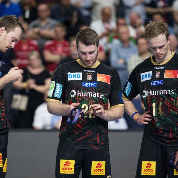 Magdeburgs Spieler Felix Claar (l-r), Lukas Mertens und Omar Ingi Magnusson stehen nach dem verlorenen Spiel um Platz drei bei der Siegerehrung zusammen.