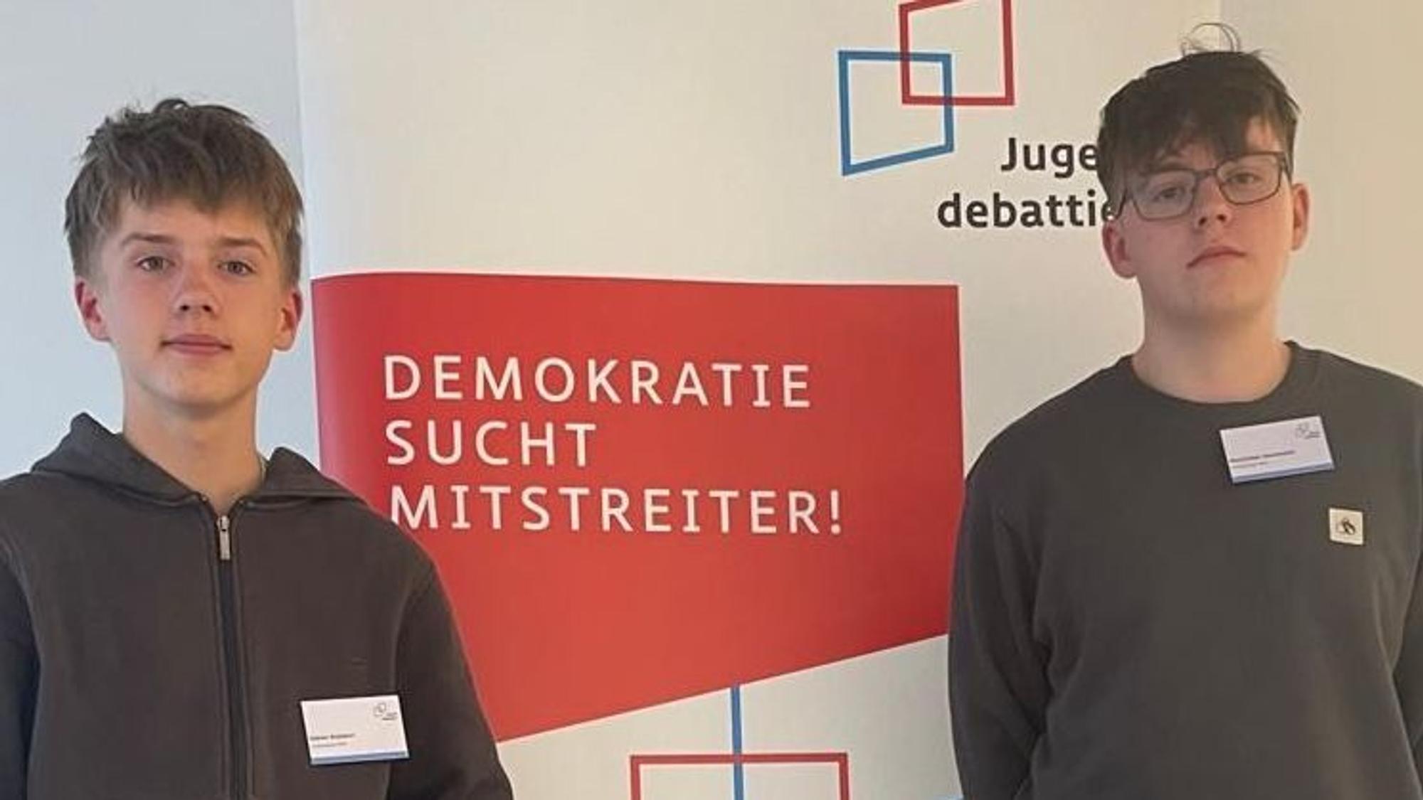 Auf dem Foto sind die erfolgreichen Schüler zu sehen.