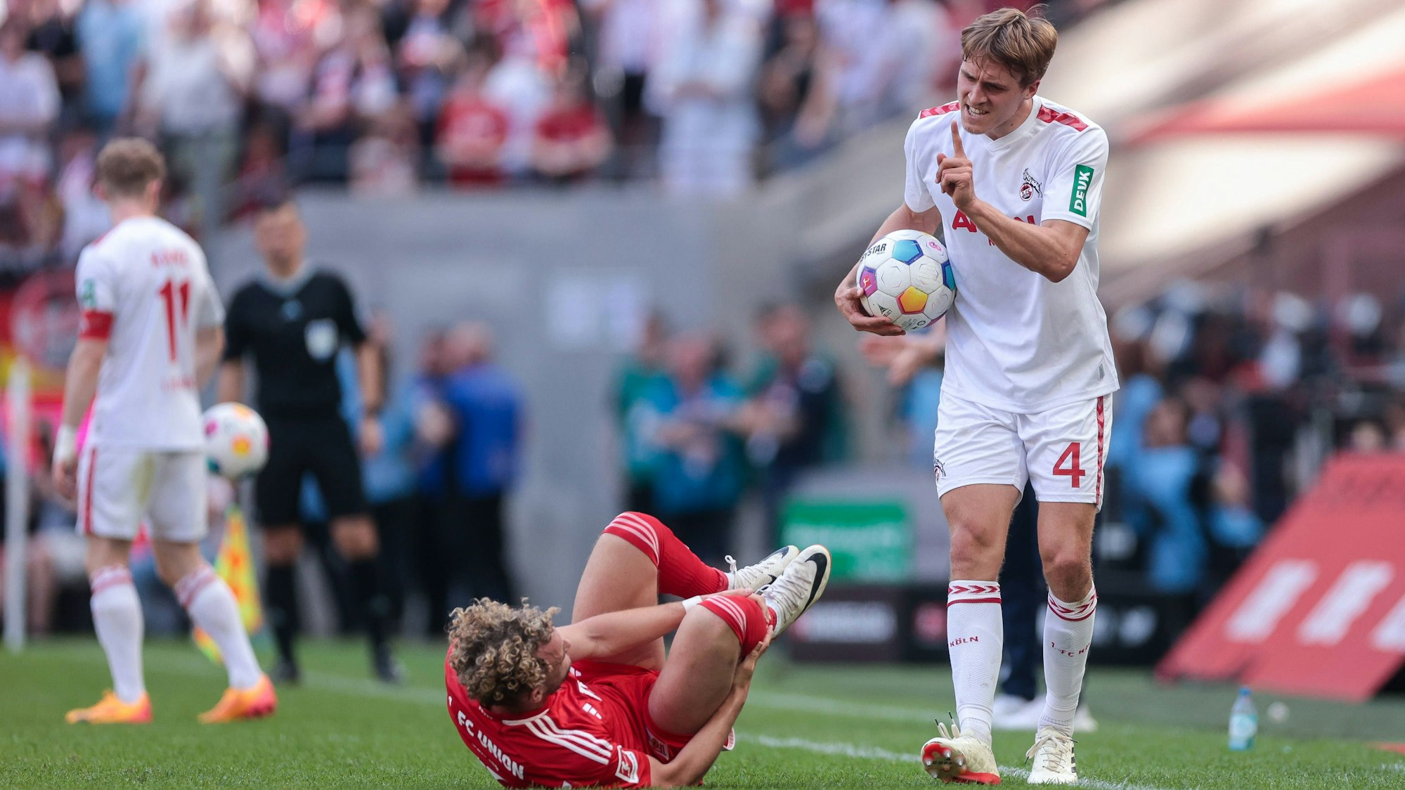 Timo Hübers im Heimspiel des 1. FC Köln gegen den 1. FC Union Berlin mit Benedict Hollerbach.