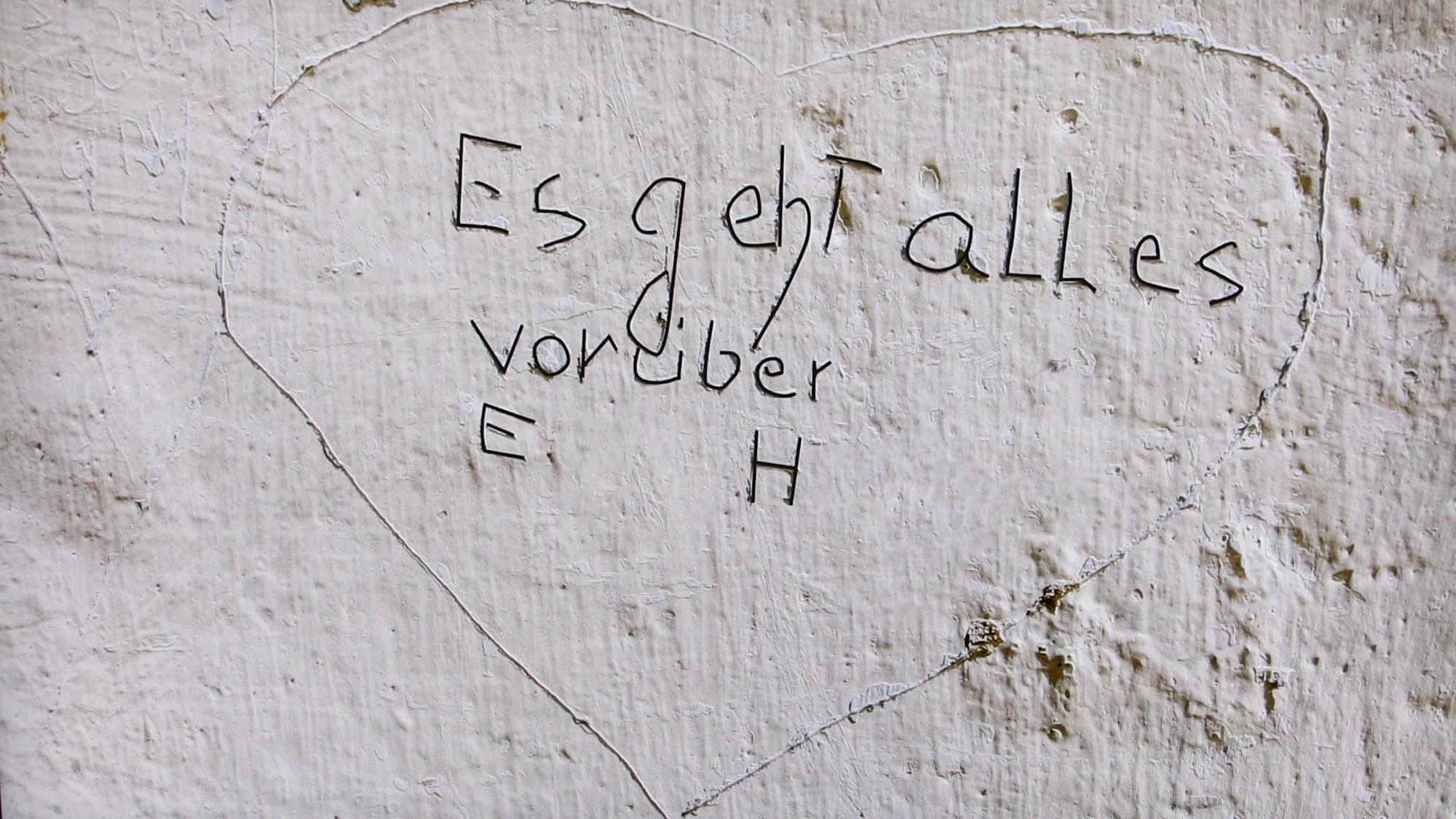 Auf dem Foto ist eine Inschrift zu sehen.