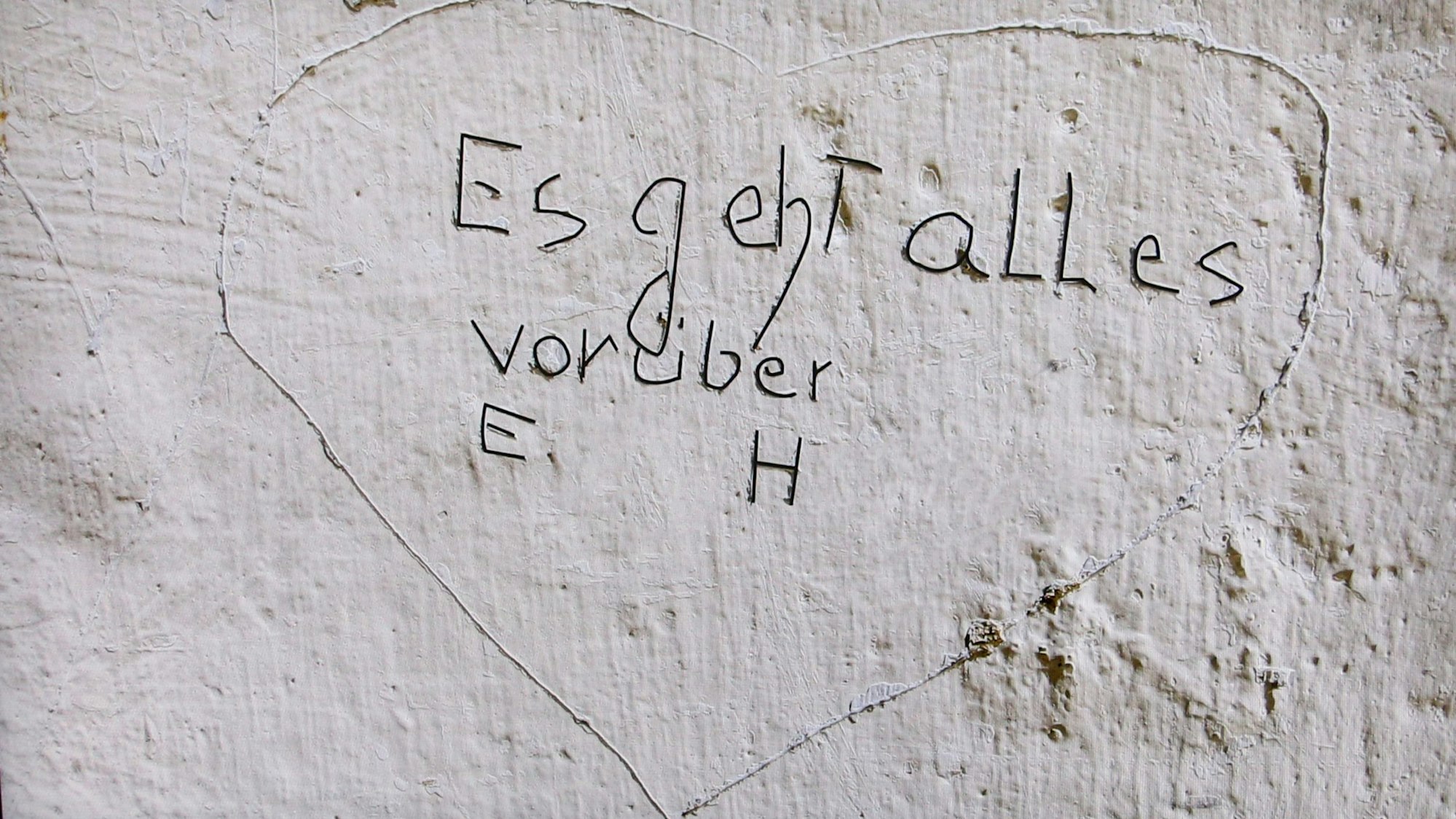 Auf dem Foto ist eine Inschrift zu sehen.