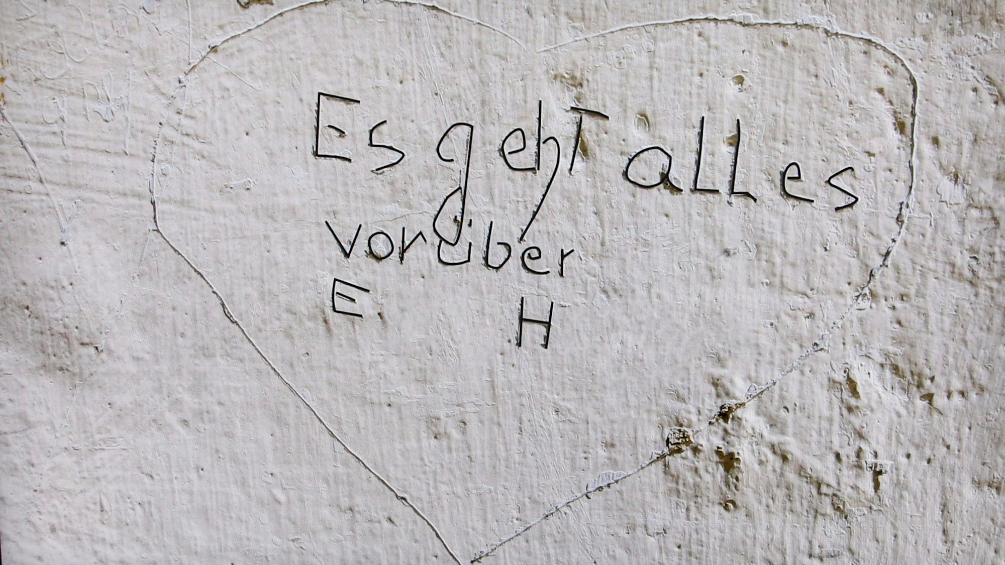 Auf dem Foto ist eine Inschrift zu sehen.