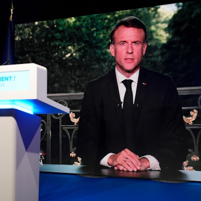 Emmanuel Macron am Wahlabend (Europawahl 2024) auf einem Fernsehschirm.