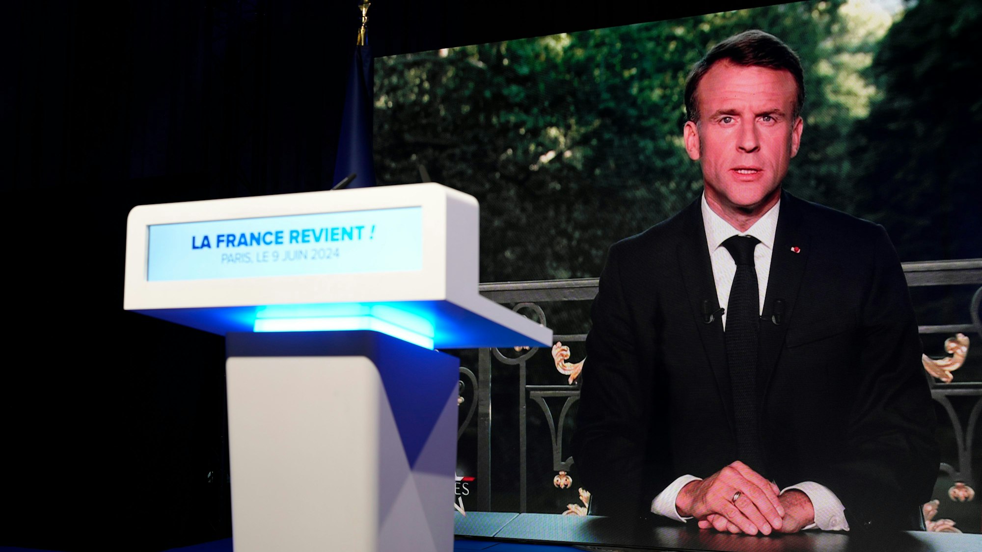 Emmanuel Macron am Wahlabend (Europawahl 2024) auf einem Fernsehschirm.