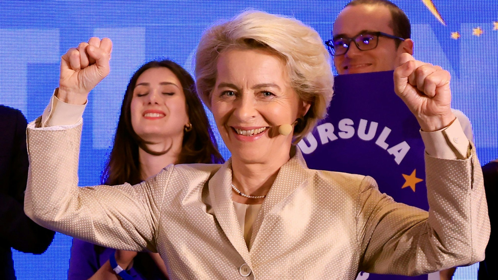Belgien, Brüssel: Die Spitzenkandidatin für die Europäische Kommission, die derzeitige Präsidentin der Europäischen Kommission Ursula von der Leyen jubelt während einer Veranstaltung in der Zentrale der Europäischen Volkspartei in Brüssel. Das Mitte-Rechts-Bündnis EVP beansprucht nach seinem Sieg bei der Europawahl den Vorsitz der EU-Kommission.