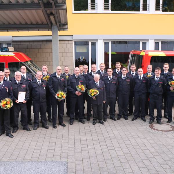 Jahresdienstbesprechung der Feuerwehr Engelskirchen: Die Geehrten stehen in einer Reihe beisammen.