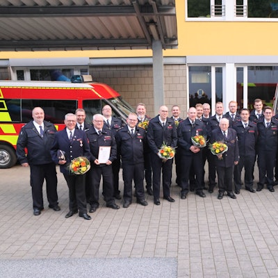 Jahresdienstbesprechung der Feuerwehr Engelskirchen: Die Geehrten stehen in einer Reihe beisammen.