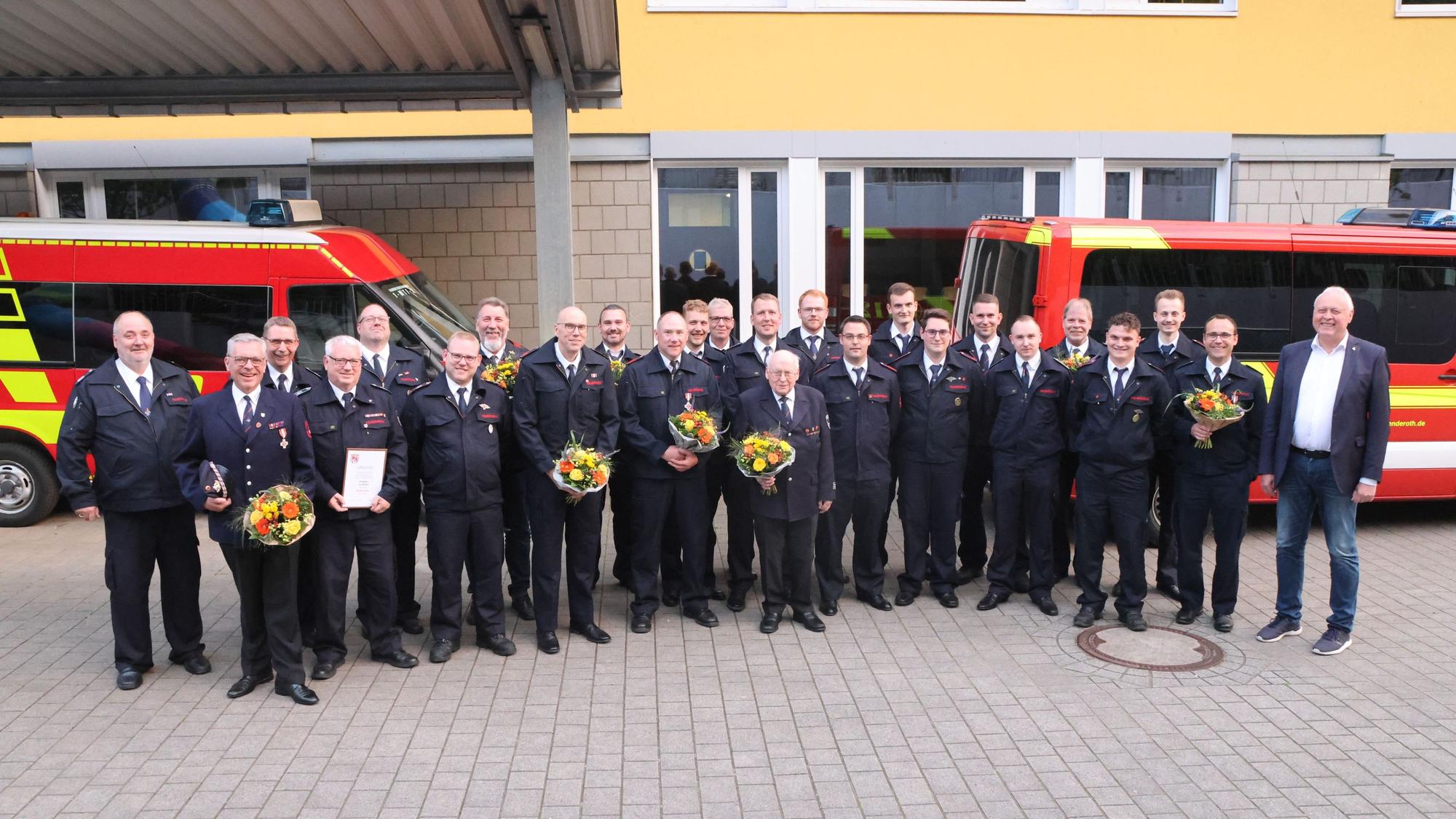 Jahresdienstbesprechung der Feuerwehr Engelskirchen: Die Geehrten stehen in einer Reihe beisammen.