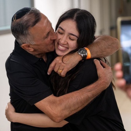 Die israelische Geisel Noa Argamani (r) umarmt im Sheba Tel-HaShomer Medical Centre ihren Vater, nachdem sie von der israelischen Armee aus der Gefangenschaft im Gazastreifen befreit wurde.