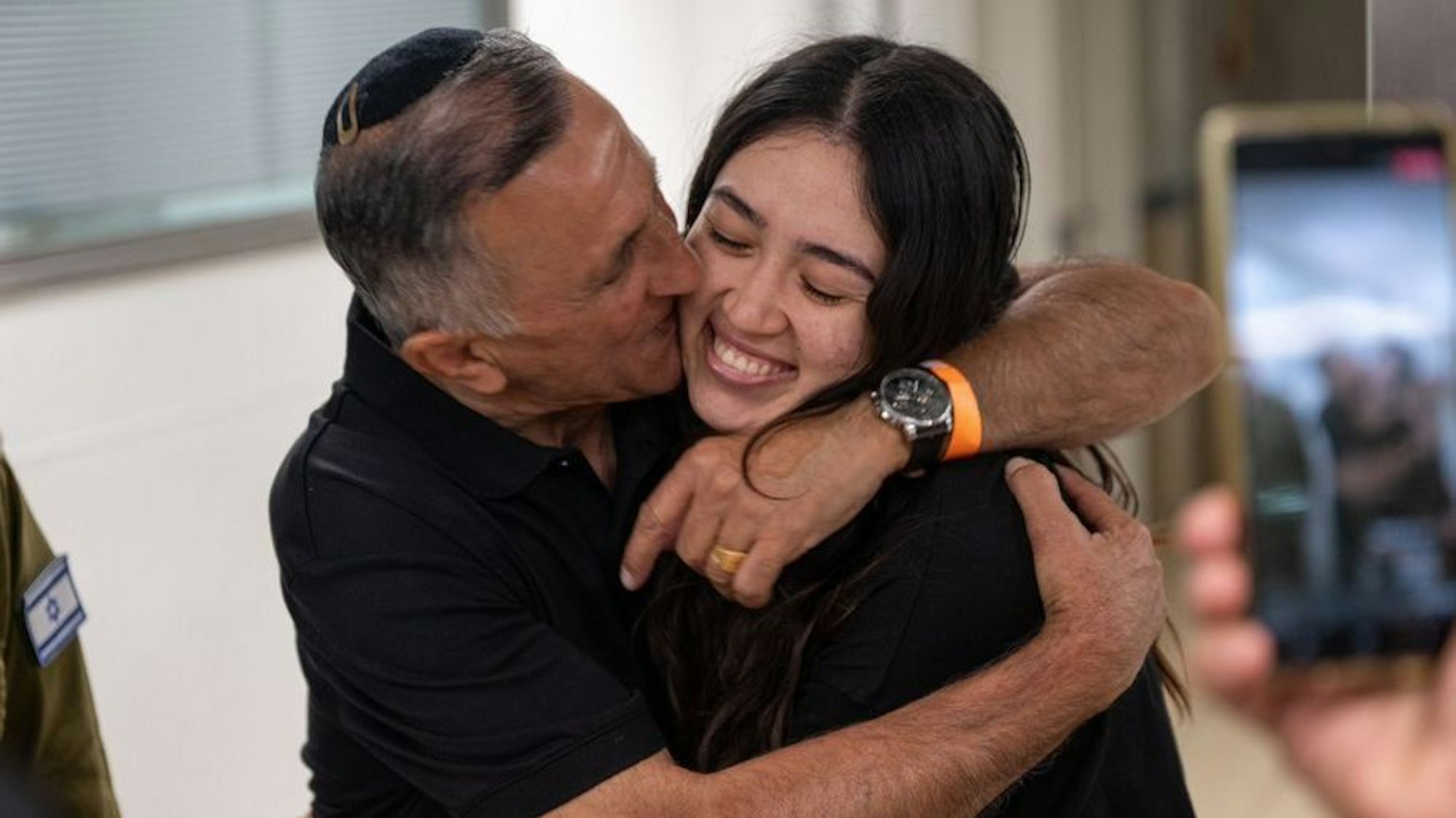 Die israelische Geisel Noa Argamani (r) umarmt im Sheba Tel-HaShomer Medical Centre ihren Vater, nachdem sie von der israelischen Armee aus der Gefangenschaft im Gazastreifen befreit wurde.