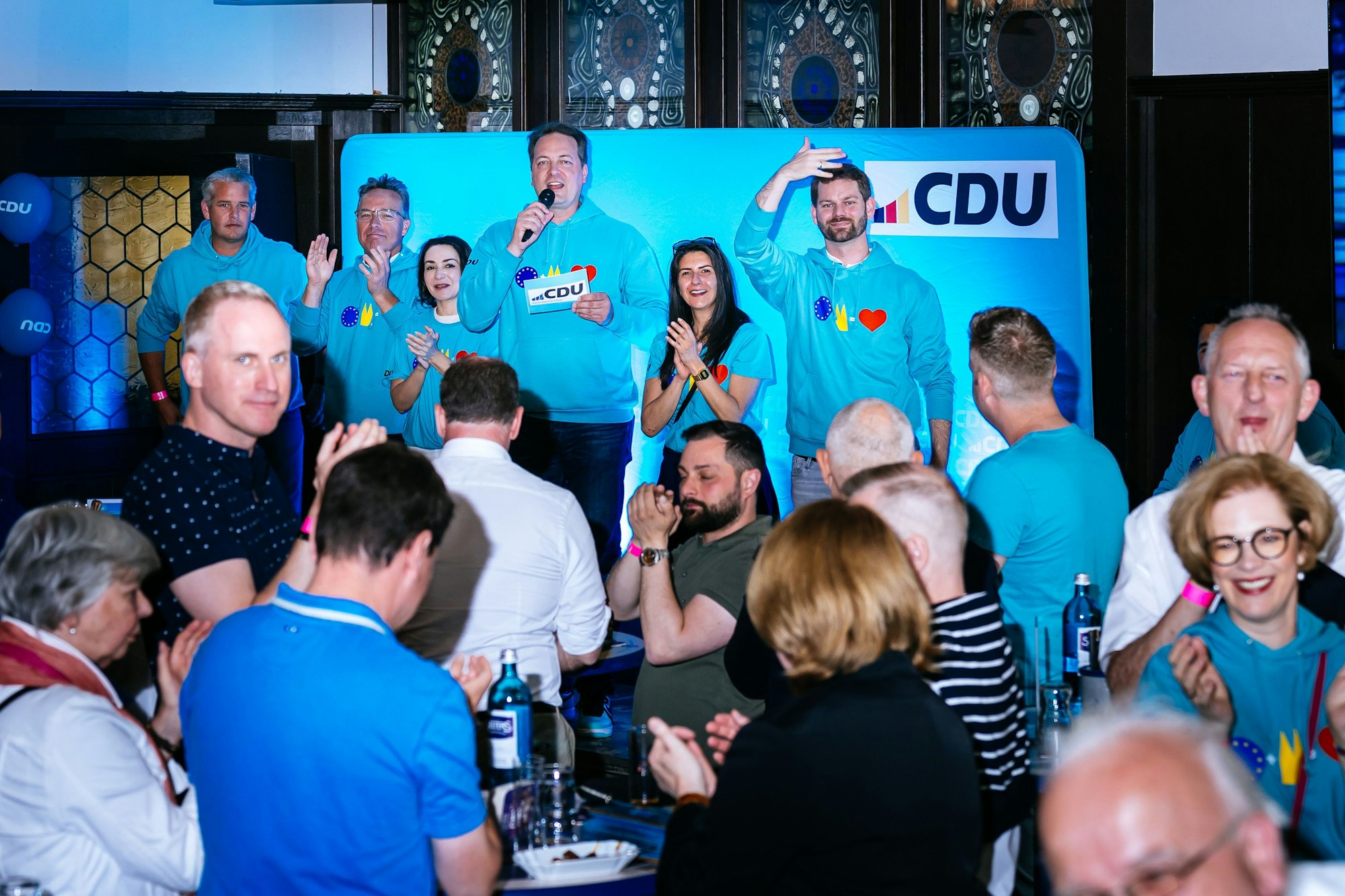Die Kölner CDU hatte am Wahlabend allen Grund zu feiern: Parteichef Karl Alexander Mandl (M.) mit MdB Serap Güler und MdL Florian Braun auf der CDU-Party im Brauhaus Sion in der Altstadt.