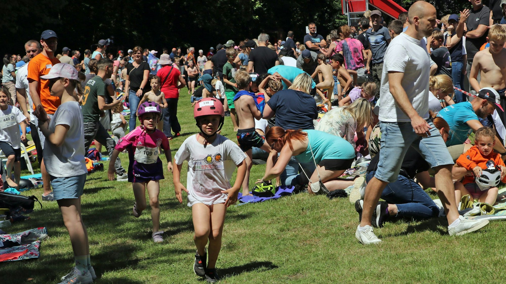 Auf dem Bild sind die teilnehmenden Kinder und ihre Eltern zu sehen.