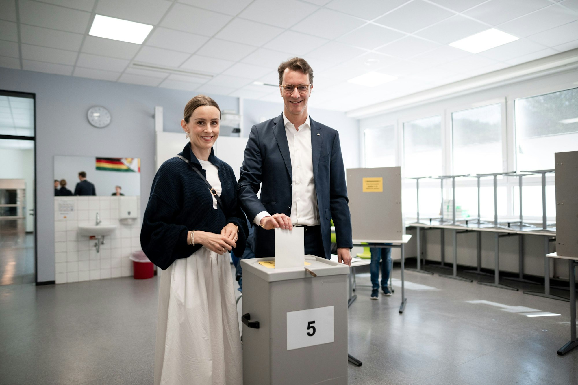 09.06.2024, Nordrhein-Westfalen, Rhede: Der Ministerpräsident von Nordrhein-Westfalen, Hendrik Wüst (l), gibt zusammen mit Ehefrau Katharina (r) in einem Wahllokal in Rhede seine Stimme ab. Die Wahl zum Europäischen Parlament beginnt am 6. Juni. In Deutschland wird am 9. Juni gewählt. Foto: Fabian Strauch/dpa +++ dpa-Bildfunk +++