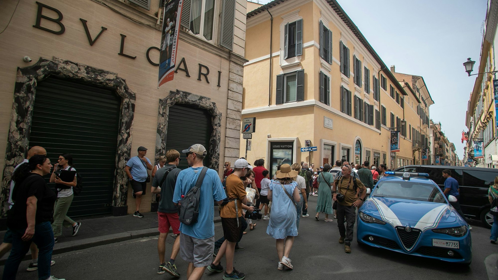 Italien, Rom: Menschen gehen a, Nobeljuwelier Bulgari vorbei (9. Juni 2024).