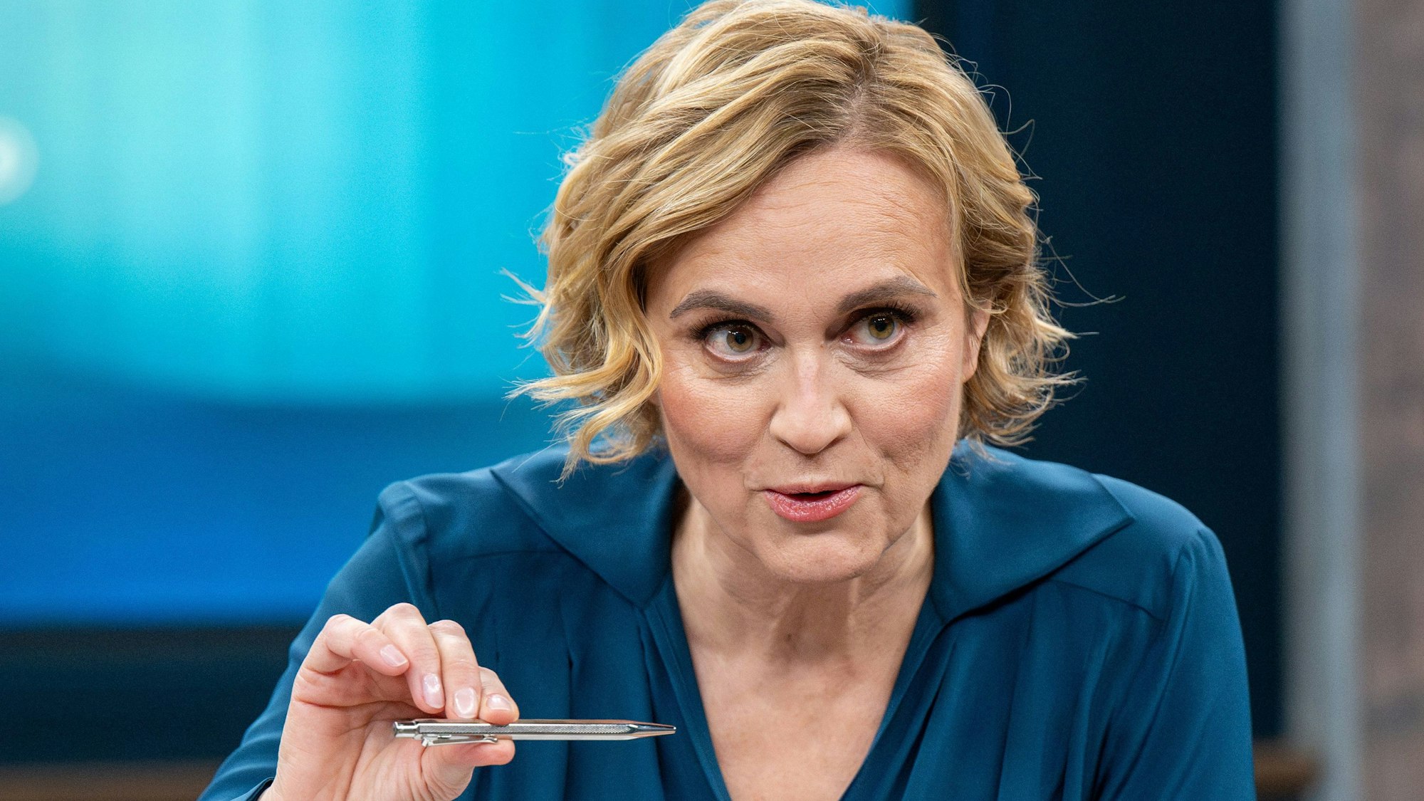 ARCHIV - 21.01.2024, Berlin: Caren Miosga (l), Moderatorin, spricht vor Beginn der Aufzeichnung ihrer Polittalk-Sendung «Caren Miosga» mit ihrem Gast Friedrich Merz, CDU-Bundesvorsitzender. (zu dpa: «Wann die Talks von ARD und ZDF Sommerpause machen») Foto: Monika Skolimowska/dpa +++ dpa-Bildfunk +++