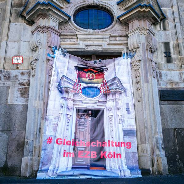 Am Generalvikariat brachte die Initiative das Plakat an.