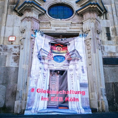 Am Generalvikariat brachte die Initiative das Plakat an.