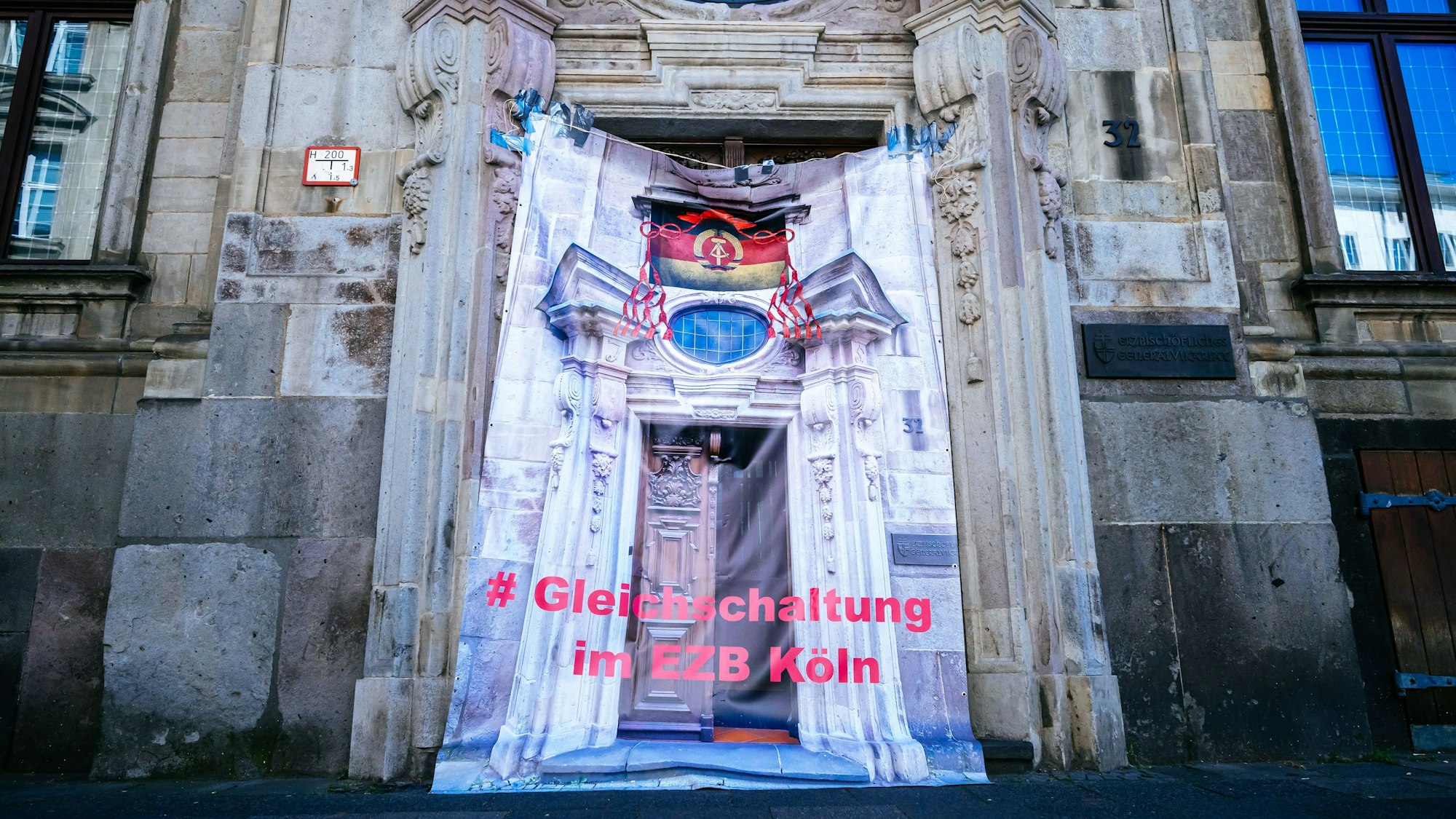 Am Generalvikariat brachte die Initiative das Plakat an.