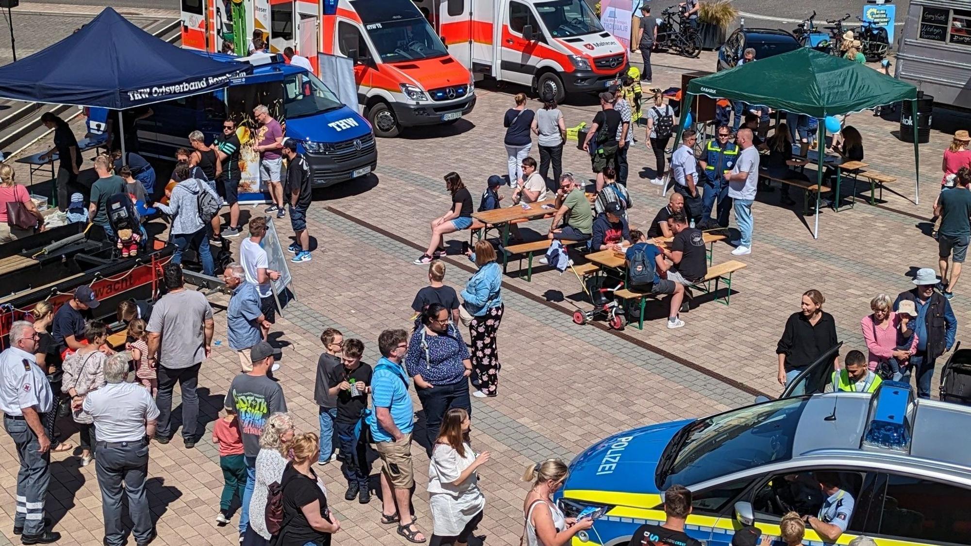 Der Peter-Fryns-Platz füllte sich mehr und mehr. Besucher schauten sich Einsatzfahrzeuge an.