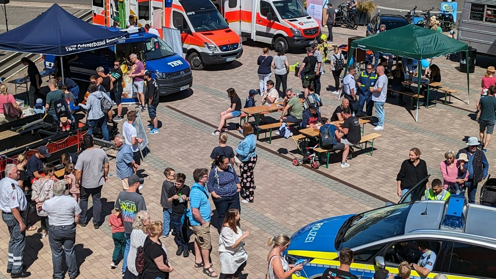 Der Peter-Fryns-Platz füllte sich mehr und mehr. Besucher schauten sich Einsatzfahrzeuge an.