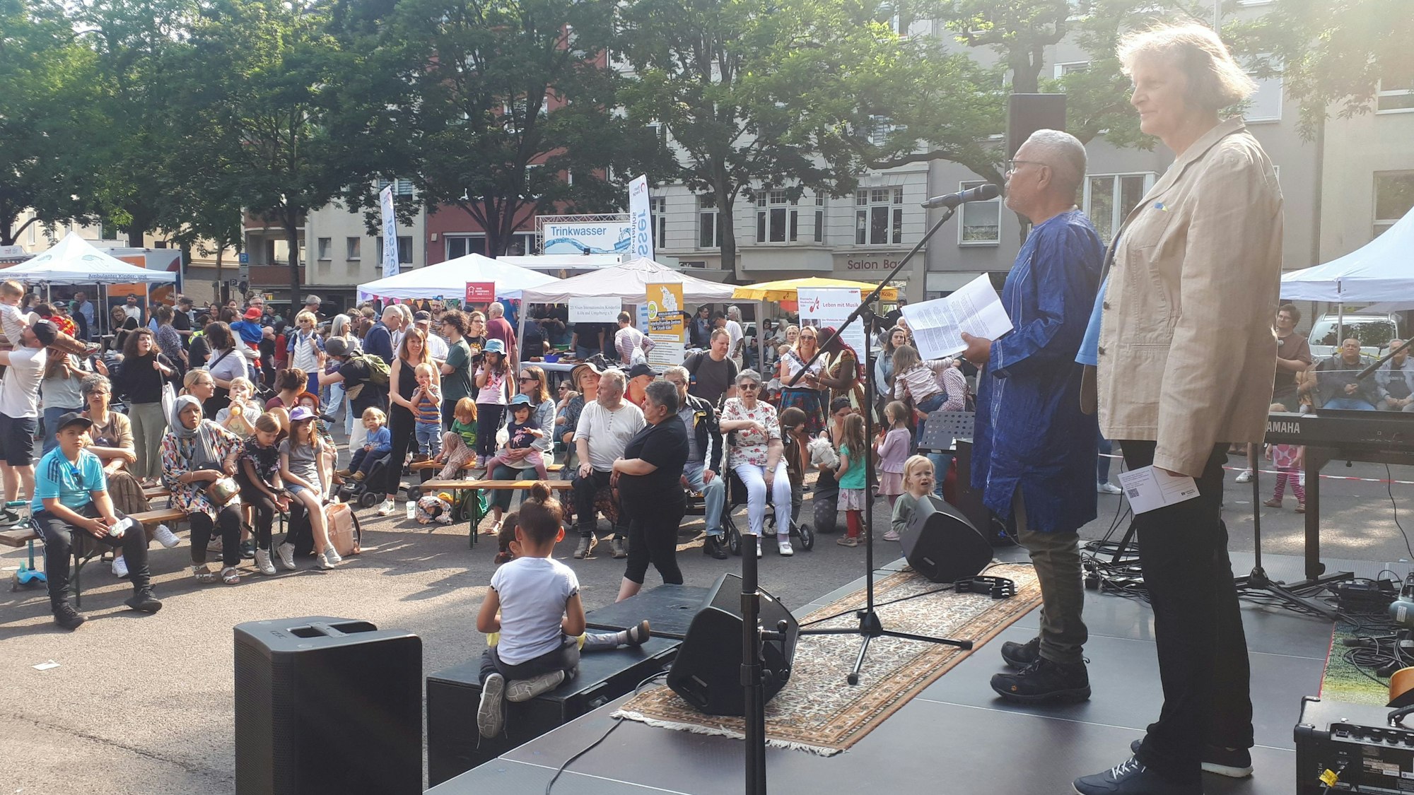 Nippeser Bezirksbürgermeisterin Diana Siebert und Najib Ramz auf der Bühne vor dem Publikum