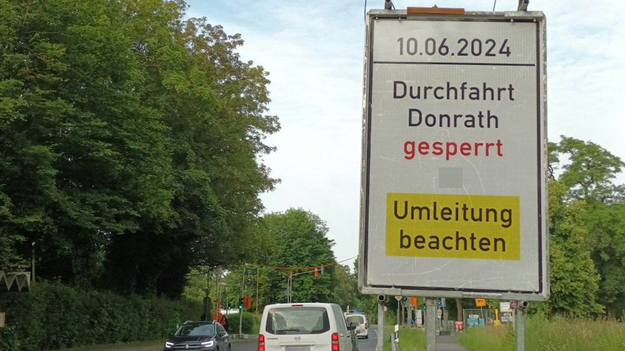 Schild kündigt Sperrung und Umleitung an