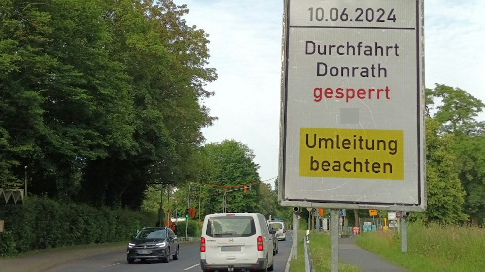 Ein Umleitungsschild, das auf die Sperrung ab dem 10. Juni hinweist.