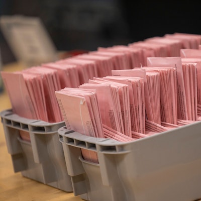 09.06.2024, Nordrhein-Westfalen, Köln: Umschläge mit Briefwahlstimmen werden im Briefwahlzentrum der Stadt sortiert.