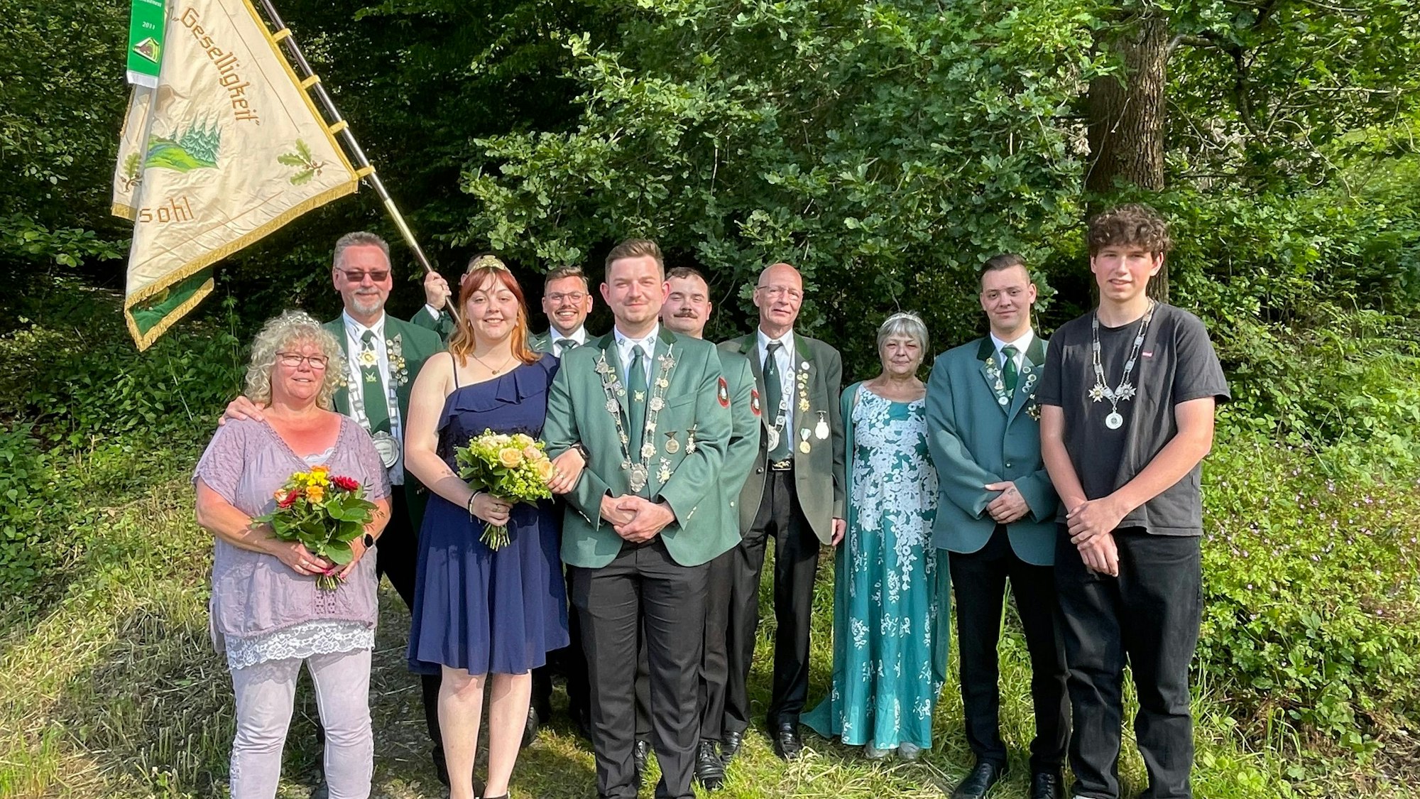 Schützenfest-Krönung in Remmelsohl: Die neuen Majestäten stehen beisammen.