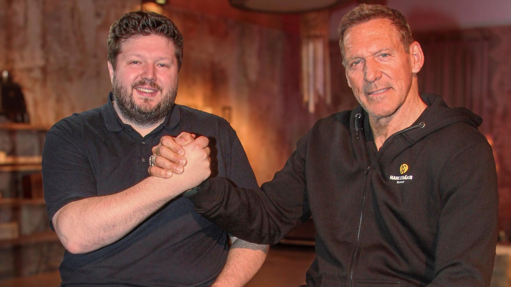 Auf dem Foto sind der Handwerker Oliver Oettgen und Schauspieler Ralf Moeller zu sehen.