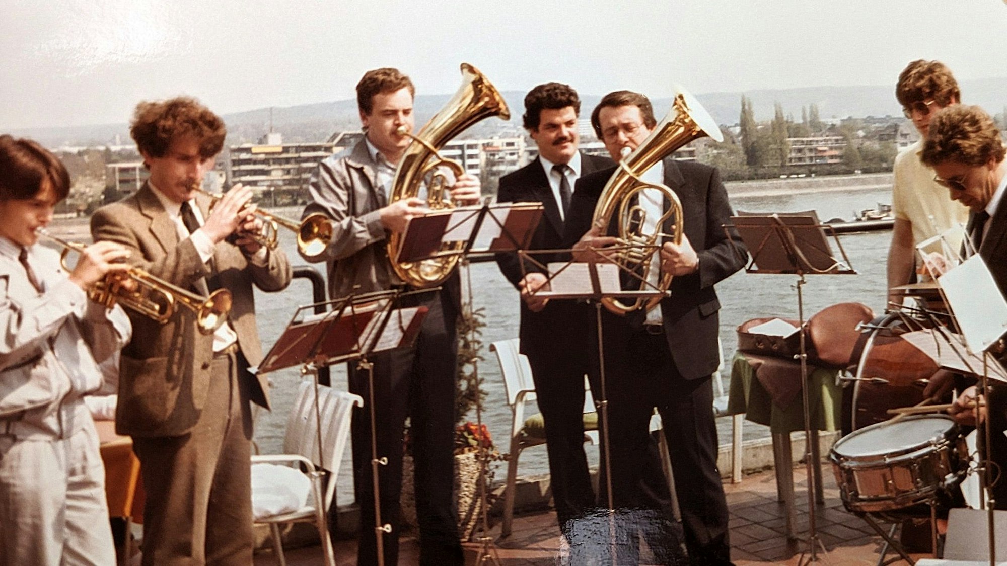 1985 mit Peter van den Berg (3. von rechts). (Repro)