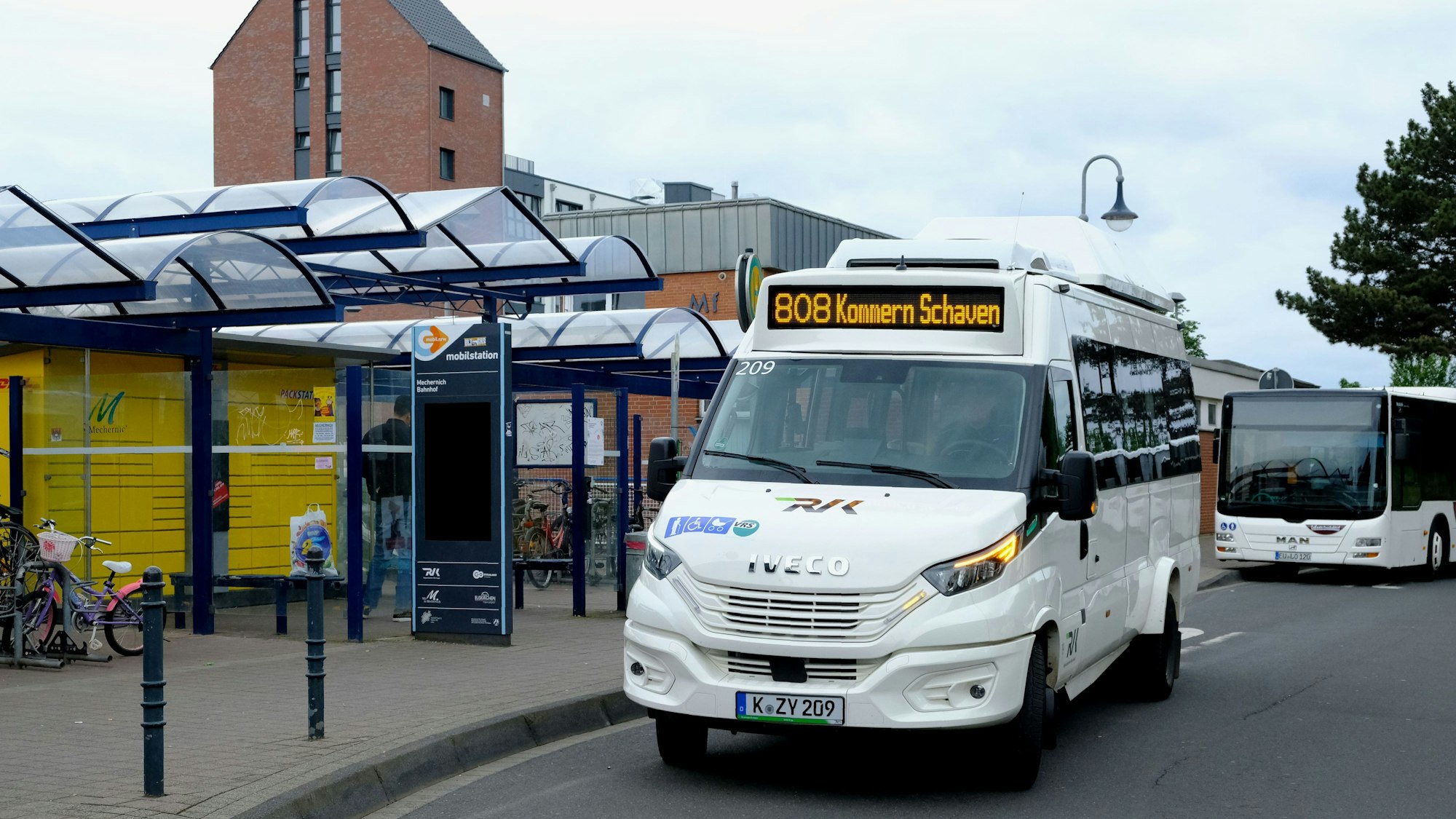 Ein Citybus der Linie 808 fährt die Bushaltestelle am Bahnhof in Mechernich an.