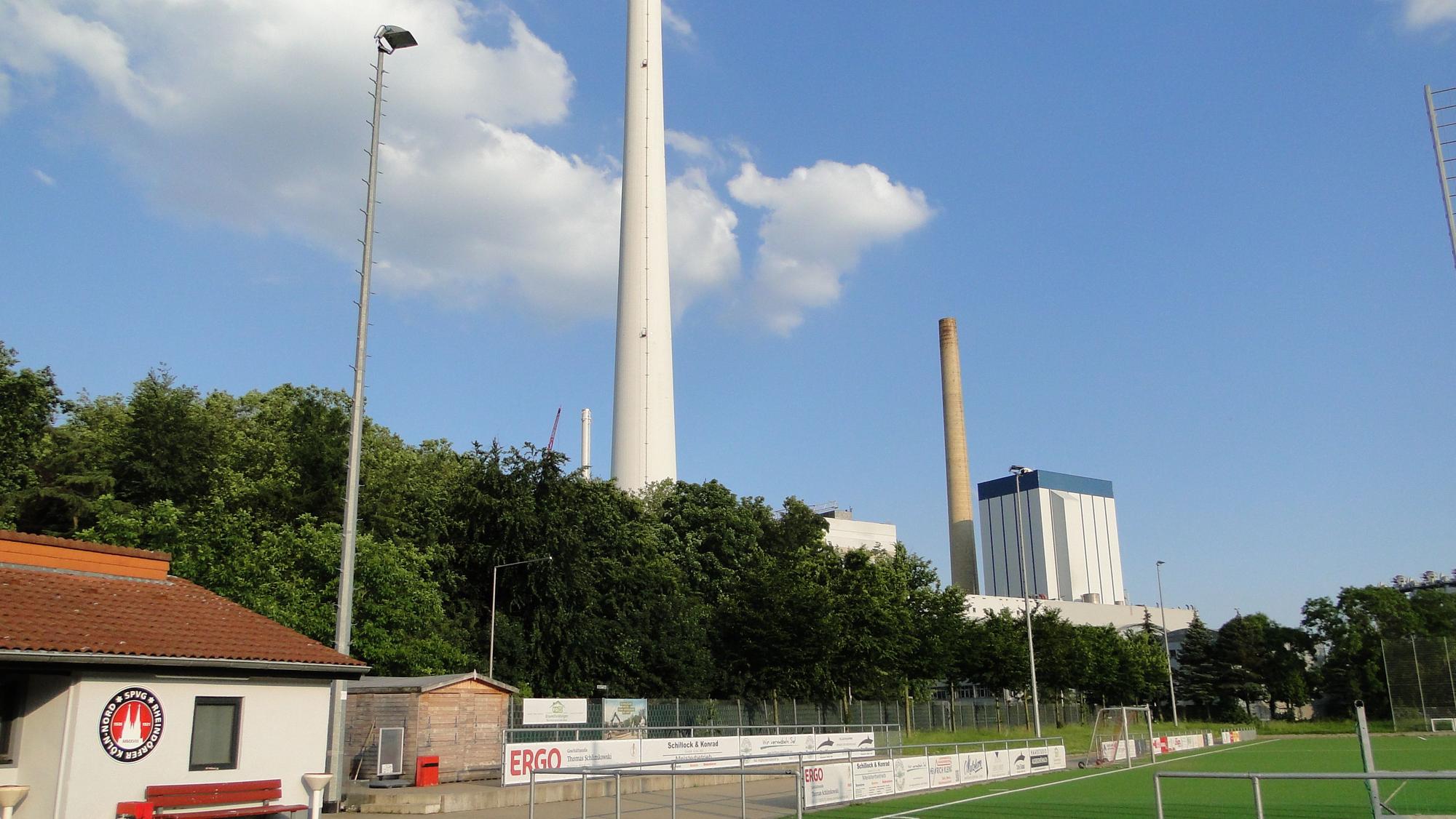 In der Umgebung von Merkenich finden sich viele emittierende Industrie-Anlagen, darunter auch noch das Heizkraftwerk.