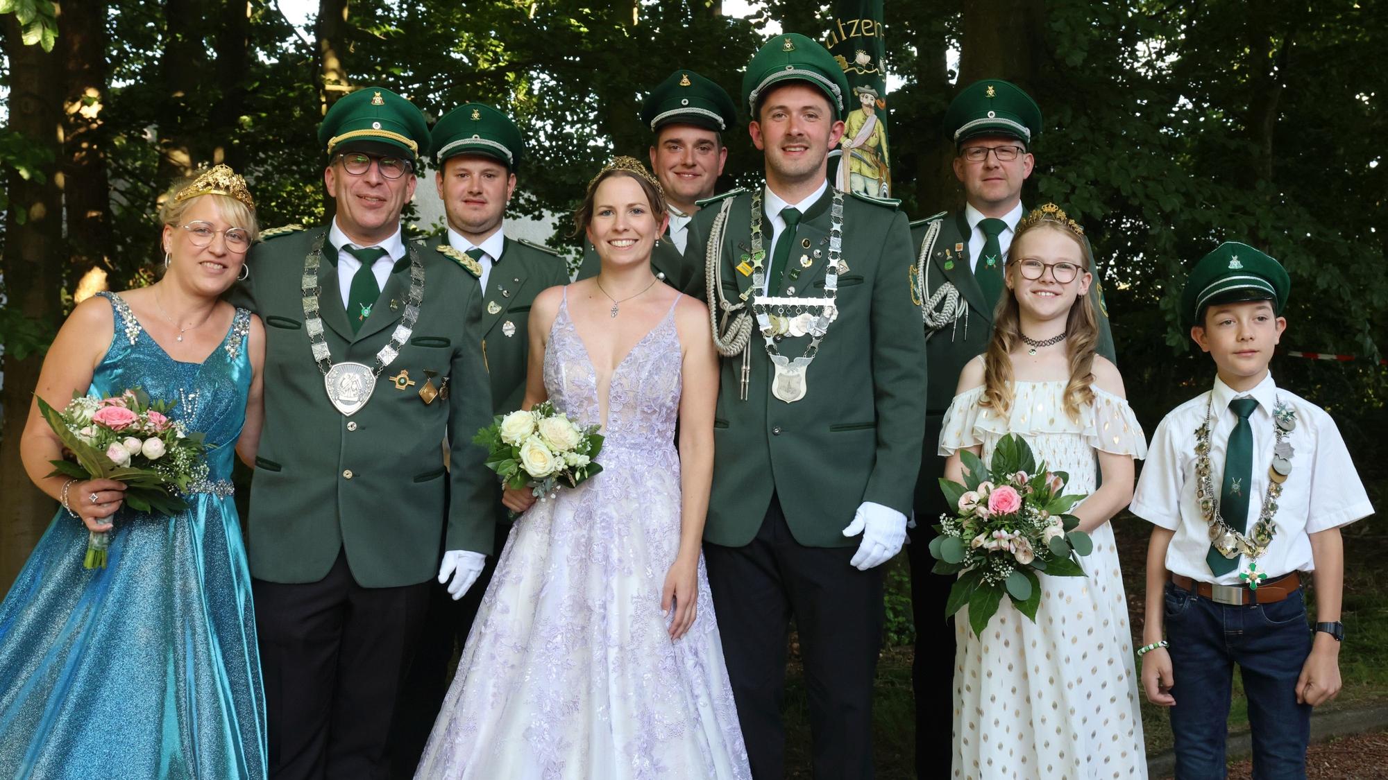Die neuen Majestäten des Schützenvereins „Hohe Belmicke“ aus Bergneustadt stehen für ein Gruppenfoto beisammen.