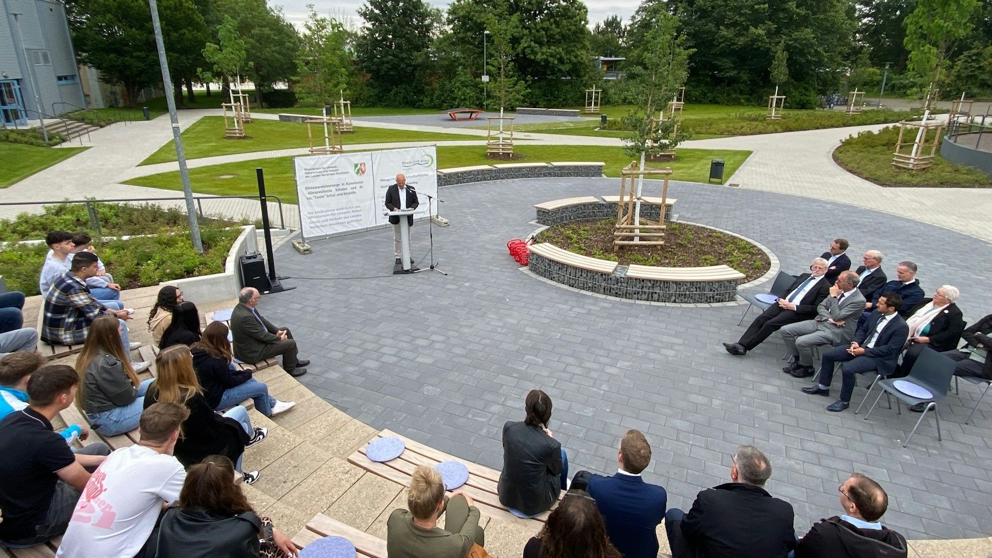 Zu sehen sind die Gäste der Eröffnung des Schulhofs.