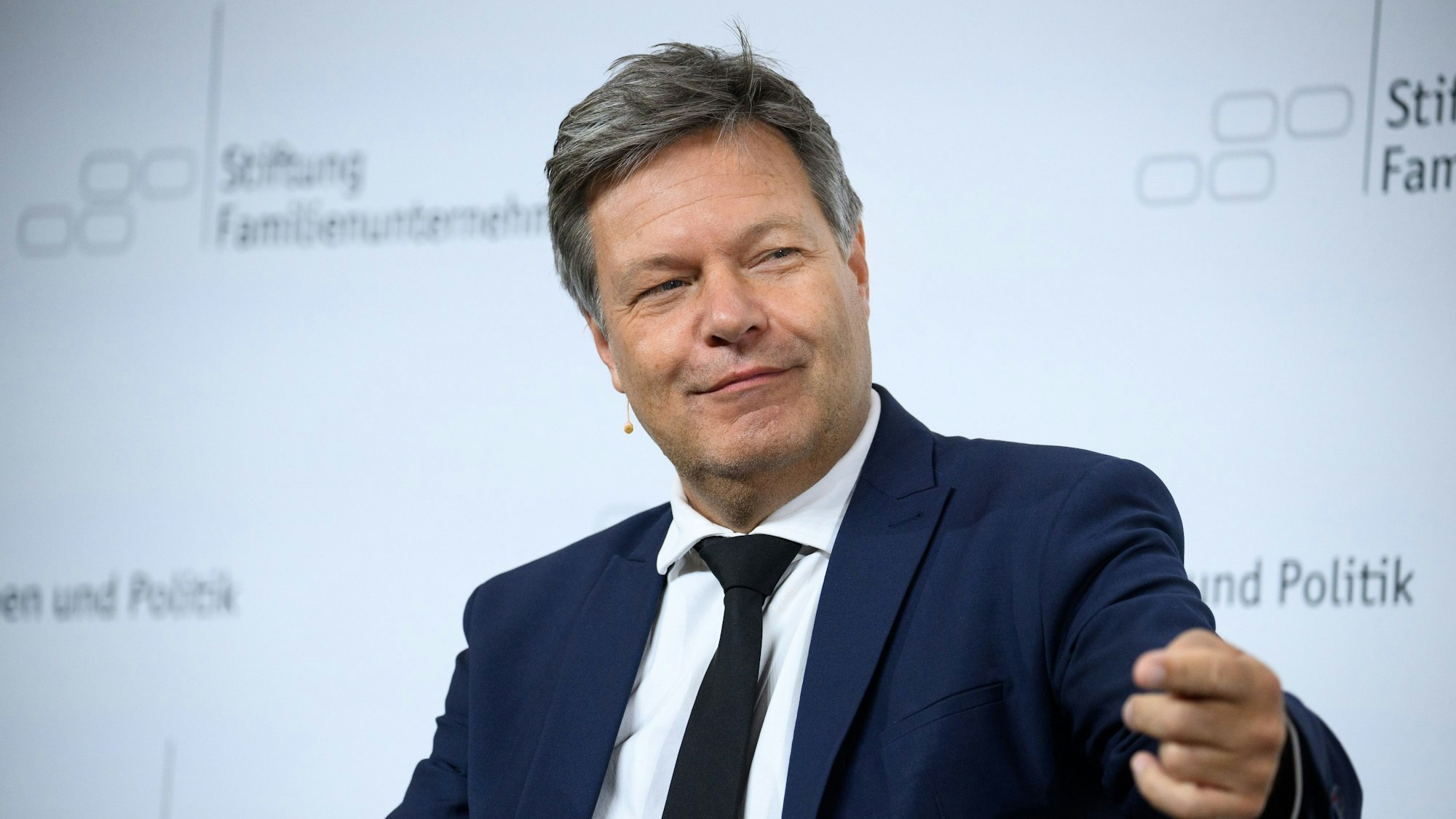 Robert Habeck (Bündnis 90/Die Grünen), Bundesminister für Wirtschaft und Klimaschutz, nimmt an einer Podiumsdiskussion beim Tag des Familienunternehmens 2024 im Hotel Adlon teil.