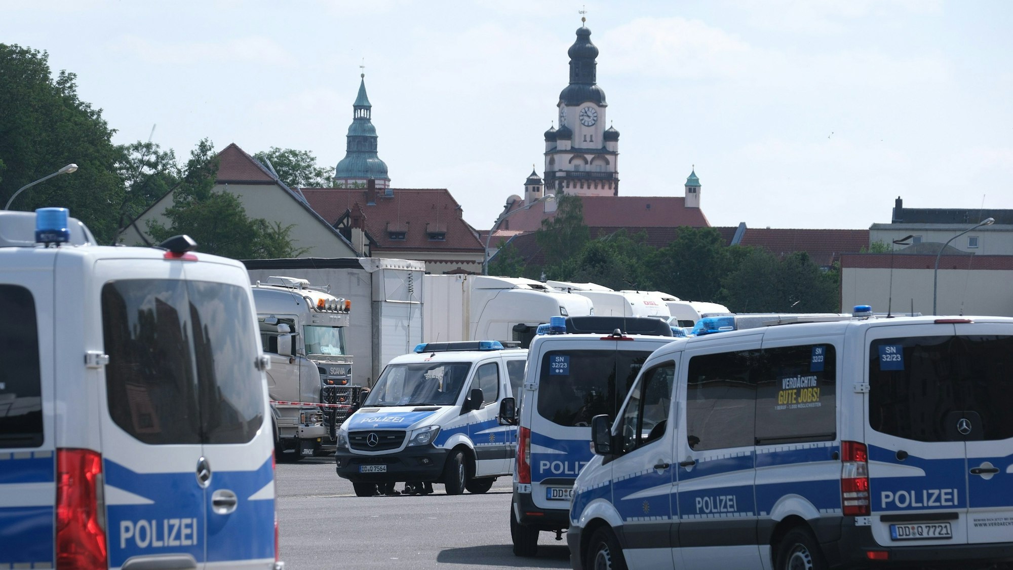 ARCHIV - 06.06.2024, Sachsen, Döbeln: Polizisten versammeln sich auf einem Parkplatz. (zu dpa: «Suche nach Valeriia geht weiter - größere Aktion am Dienstag geplant») Foto: Sebastian Willnow/dpa +++ dpa-Bildfunk +++