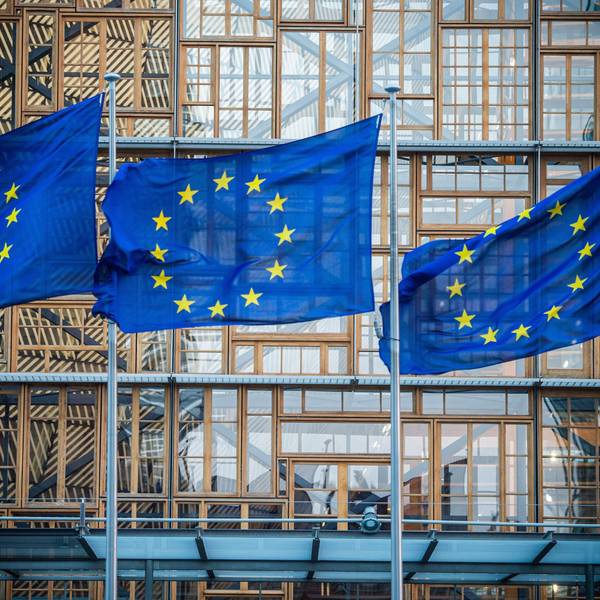 Flaggen der Europäischen Union wehen im Wind vor dem Europa-Gebäude.