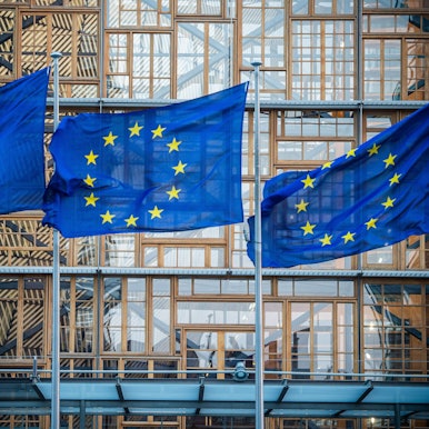 Flaggen der Europäischen Union wehen im Wind vor dem Europa-Gebäude.