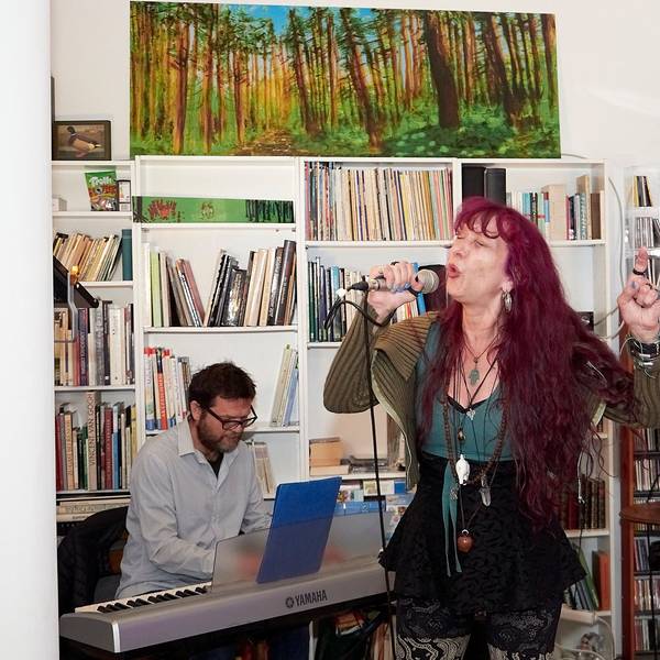 Sängerin Simone Reifegerste steht in der Bildmitte, sie hält ein Mikrofon in der Hand und singt. Rechts von ihr ist ein Mann zu sehen, der Saxofon spielt, links litzt ein Musiker an einem Keyboard.