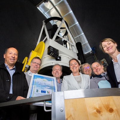 Am Montag übergab Oberbergs Leader-Chef Frank Herhaus (links) die Förderurkunde an die Leiter der Schülersternwarte, Thomas Eversberg (2. von links) und Klaus Vollmann (3. von rechts). Das freut auch Kreisdirektor Klaus Grootens, Waldbröls Bürgermeisterin Larissa Weber, Heike Brand (Leader-Agentur) und Johanna Holst (Hans-Hermann-Voss-Stiftung).