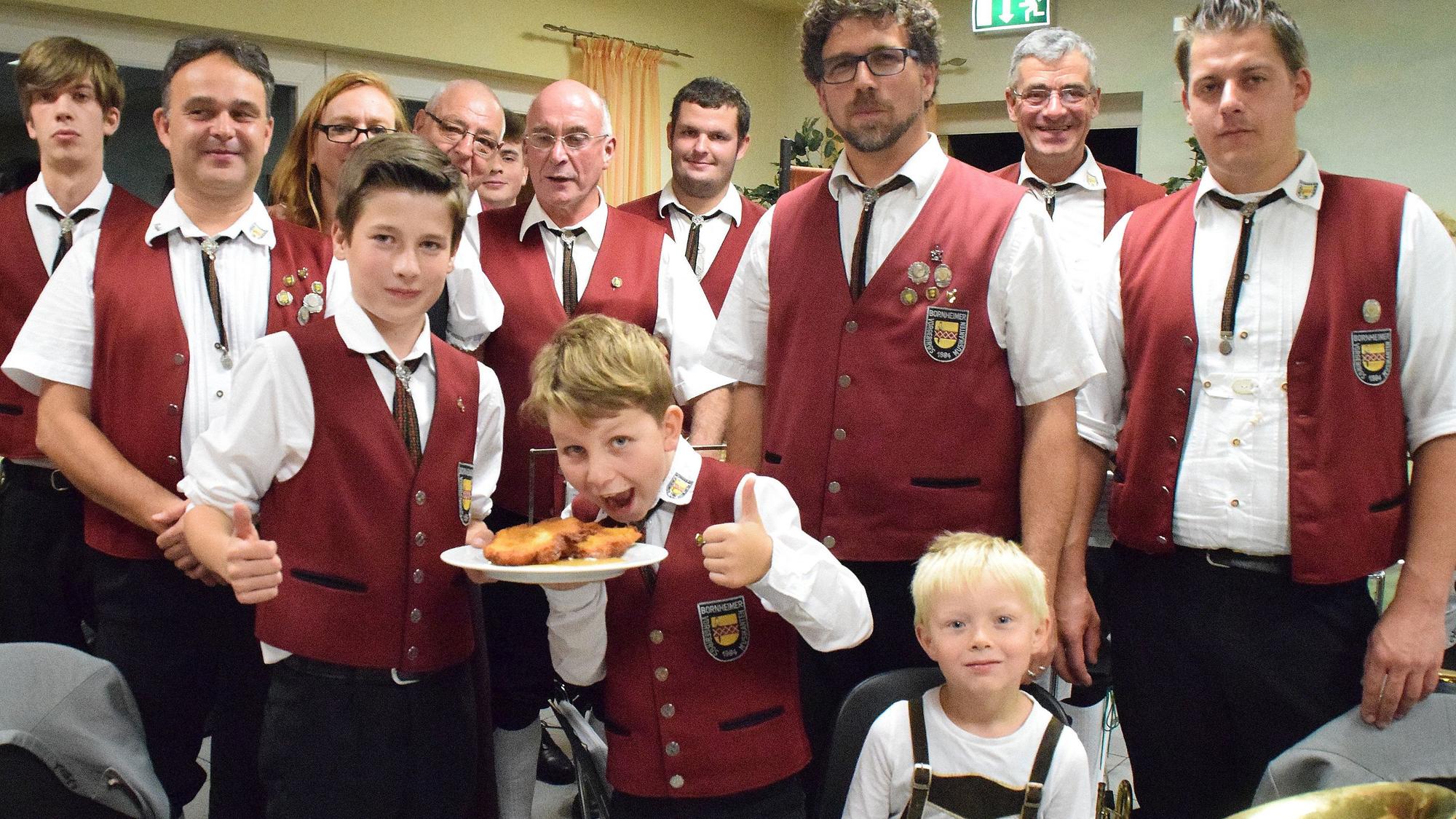 Dicke-Backen-Musik mit frischen Rievkooche im Musikantentreff.