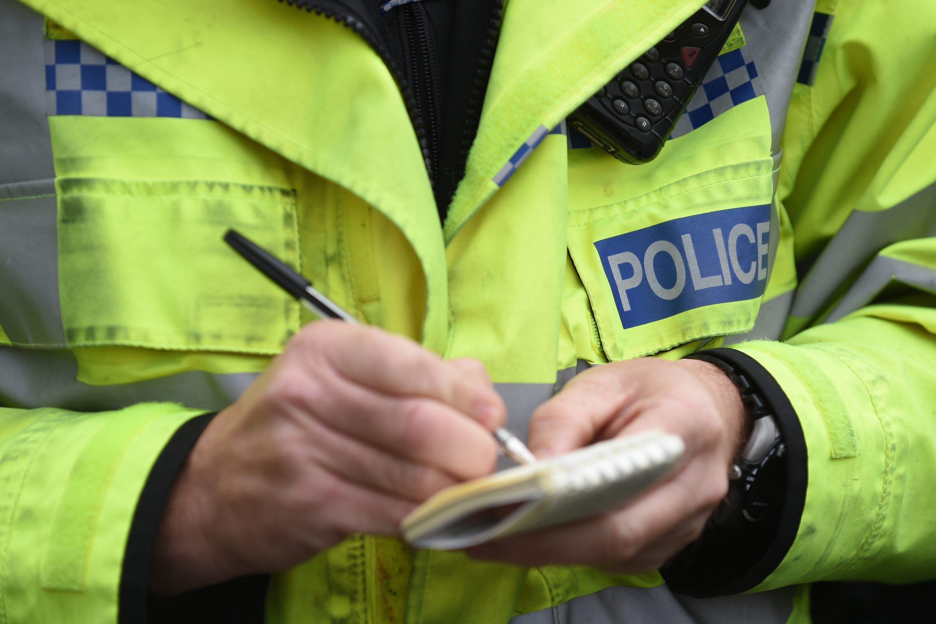 ARCHIV - 14.03.2023, Großbritannien, ---: Ein Polizeibeamter macht Notizen (undatierte Aufnahme).  (zu dpa: «Zwei Zwölfjährige in England wegen Mordes schuldig gesprochen») Foto: Joe Giddens/PA Wire/dpa +++ dpa-Bildfunk +++
