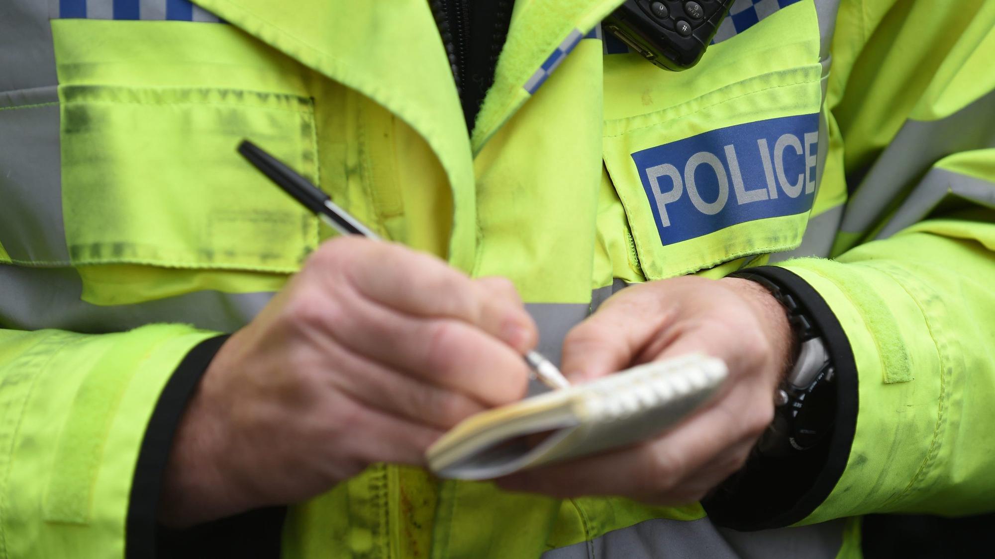 ARCHIV - 14.03.2023, Großbritannien, ---: Ein Polizeibeamter macht Notizen (undatierte Aufnahme). (zu dpa: «Zwei Zwölfjährige in England wegen Mordes schuldig gesprochen») Foto: Joe Giddens/PA Wire/dpa +++ dpa-Bildfunk +++