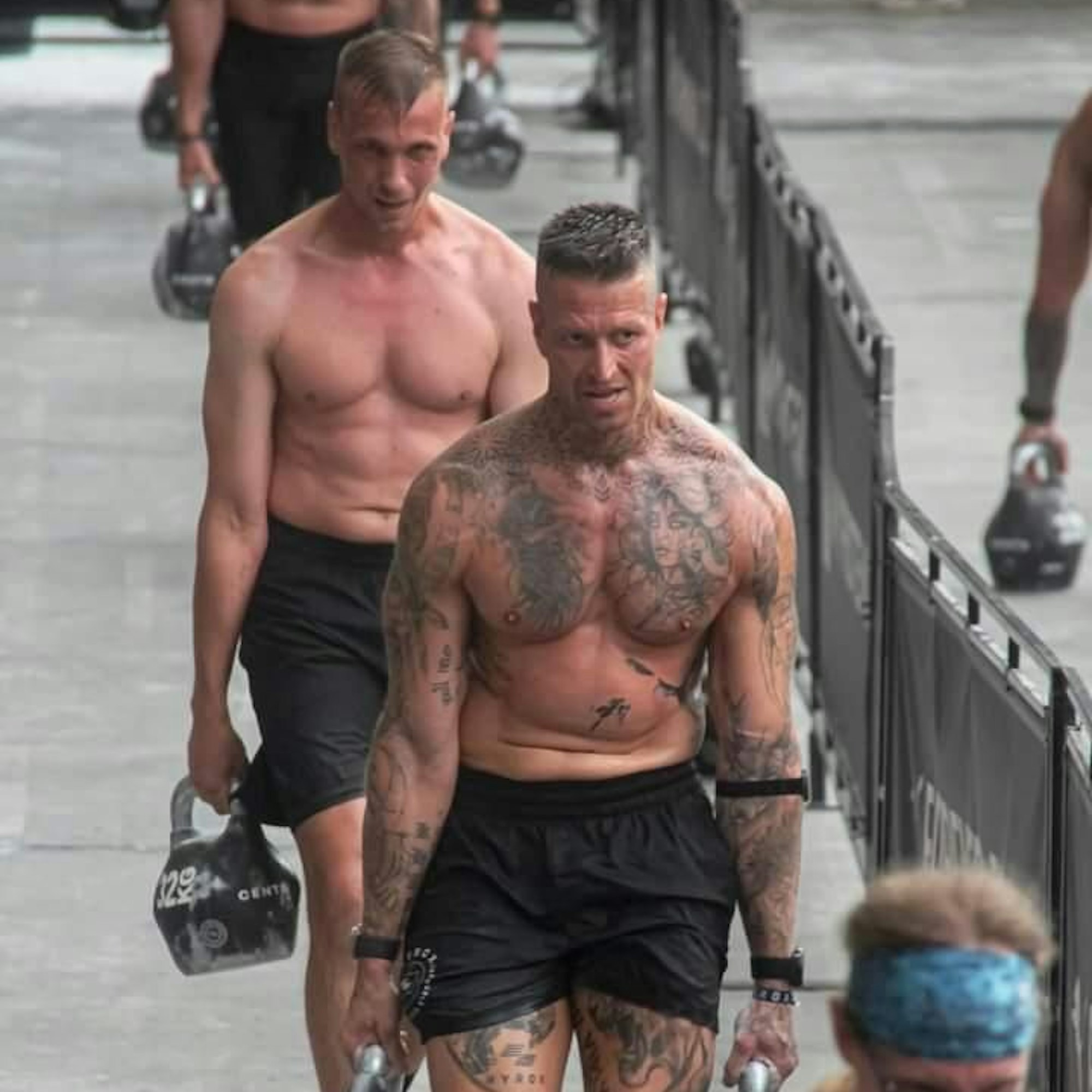 Die Hyrox-Athleten schleppen 32 Kilogramm schwere Eisenkugeln.