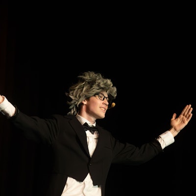 Nikita Buchholz spielt in dem Musical "Tanz der Vampire" Professor Abronsius.