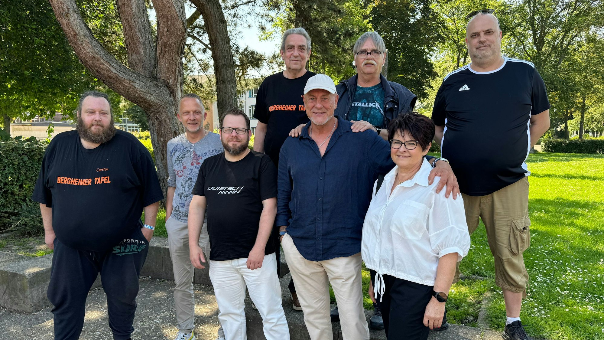 Auf dem Bild ist eine Gruppe Helfer für die Tafel zu sehen.