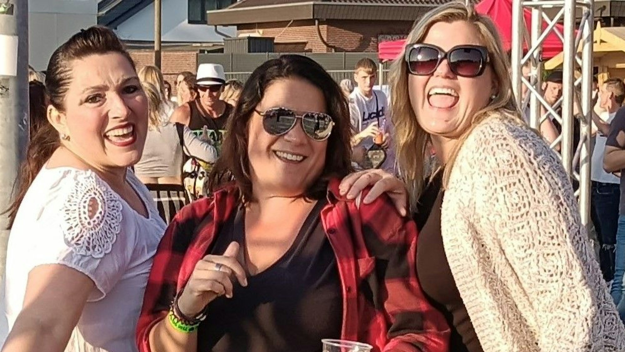 Auf dem Bild sind Besucherinnen der Party zu sehen, die gute Laune haben.