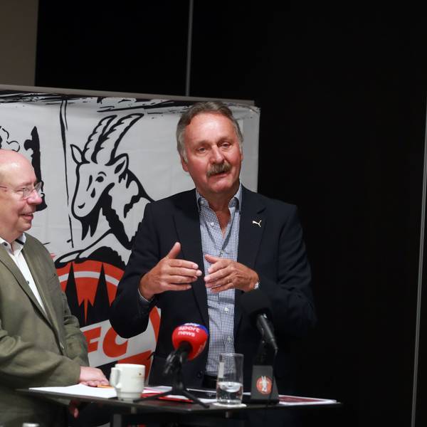 Das Team "FC-Zukunft" um Dieter Prestin gibt eine Pressekonferenz. Das Team stellt sich vor und präsentiert Inhalte, um Richtungsentscheidungen und Weichen für eine erfolgreichere Zukunft des 1. FC Köln einzuschlagen, rechts: Peter Neururer, 10.06.2024, Bild: Herbert Bucco