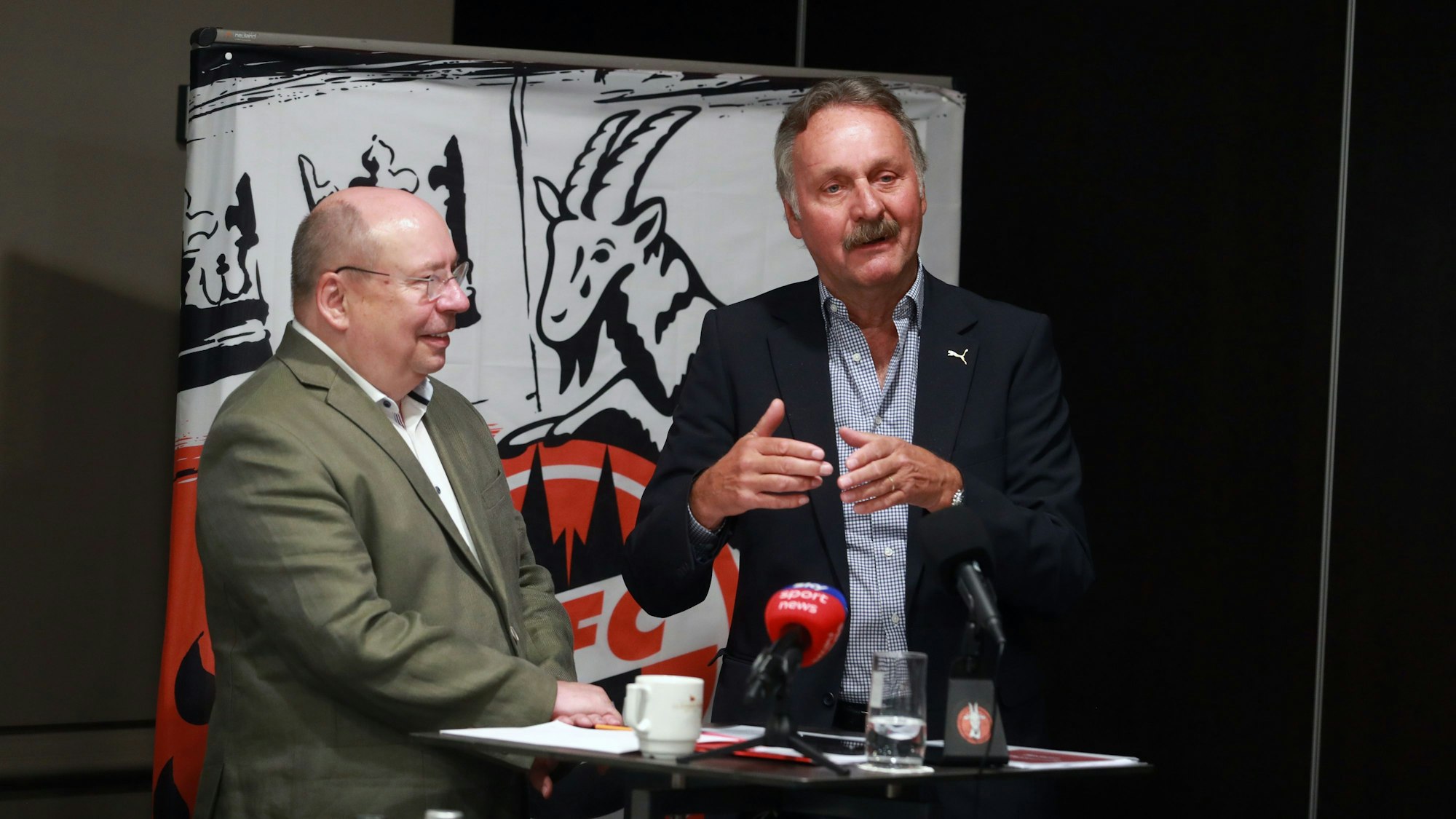 Das Team "FC-Zukunft" um Dieter Prestin gibt eine Pressekonferenz. Das Team stellt sich vor und präsentiert Inhalte, um Richtungsentscheidungen und Weichen für eine erfolgreichere Zukunft des 1. FC Köln einzuschlagen, rechts: Peter Neururer, 10.06.2024, Bild: Herbert Bucco